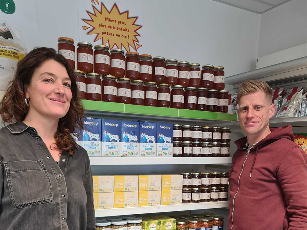 19 kg de miel offerts à l’épicerie sociale par l’Abeille de Mouans